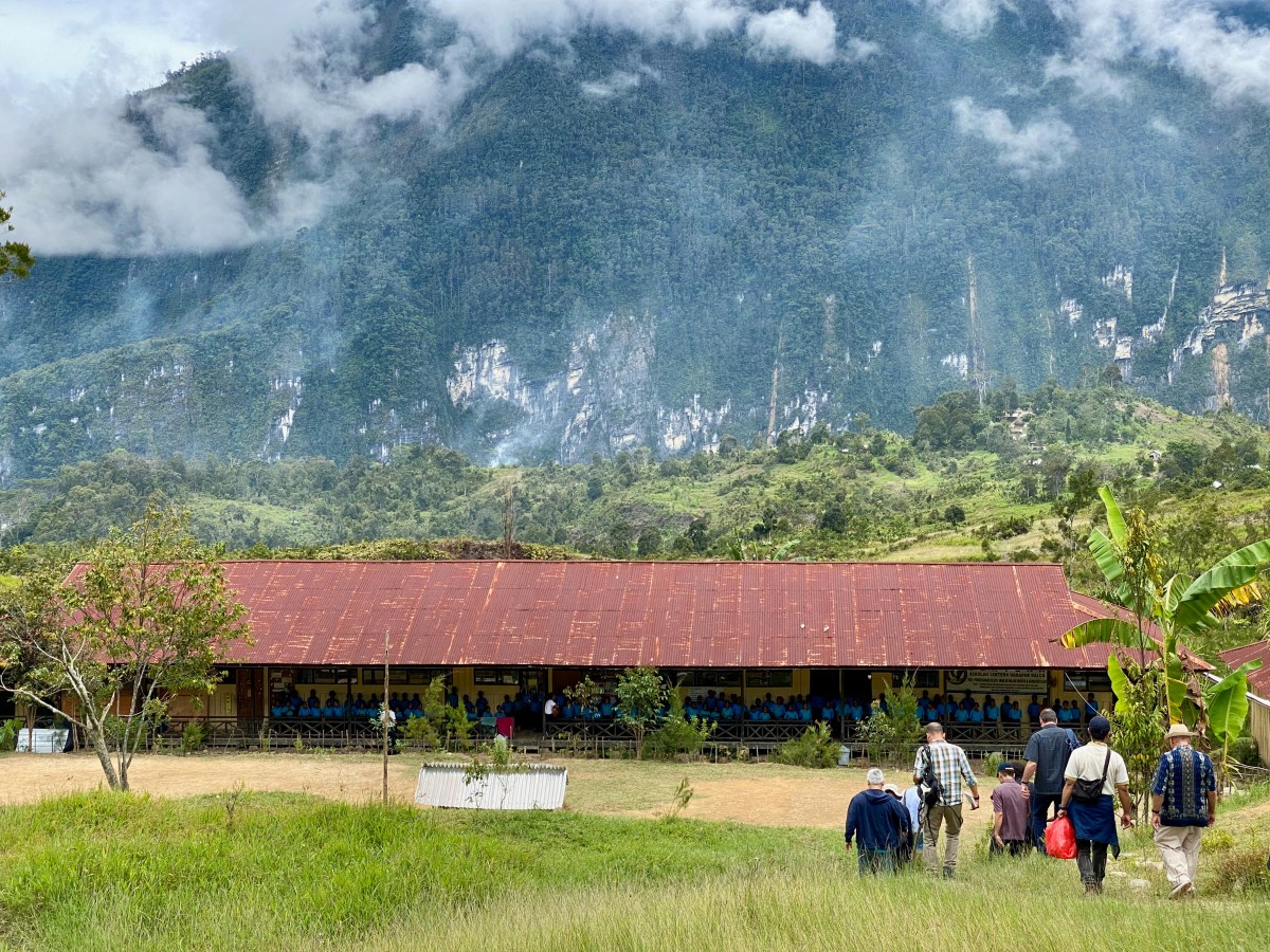 Sekolah Lentera Harapan di Nalca ini melayani 110 siswa suku Mek.