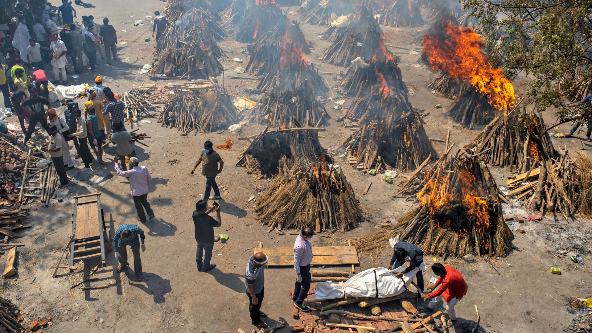 Pada 24 April, banyak tumpukan kayu pemakaman korban COVID-19 India dibakar di wilayah New Delhi yang diubah untuk kremasi massal.