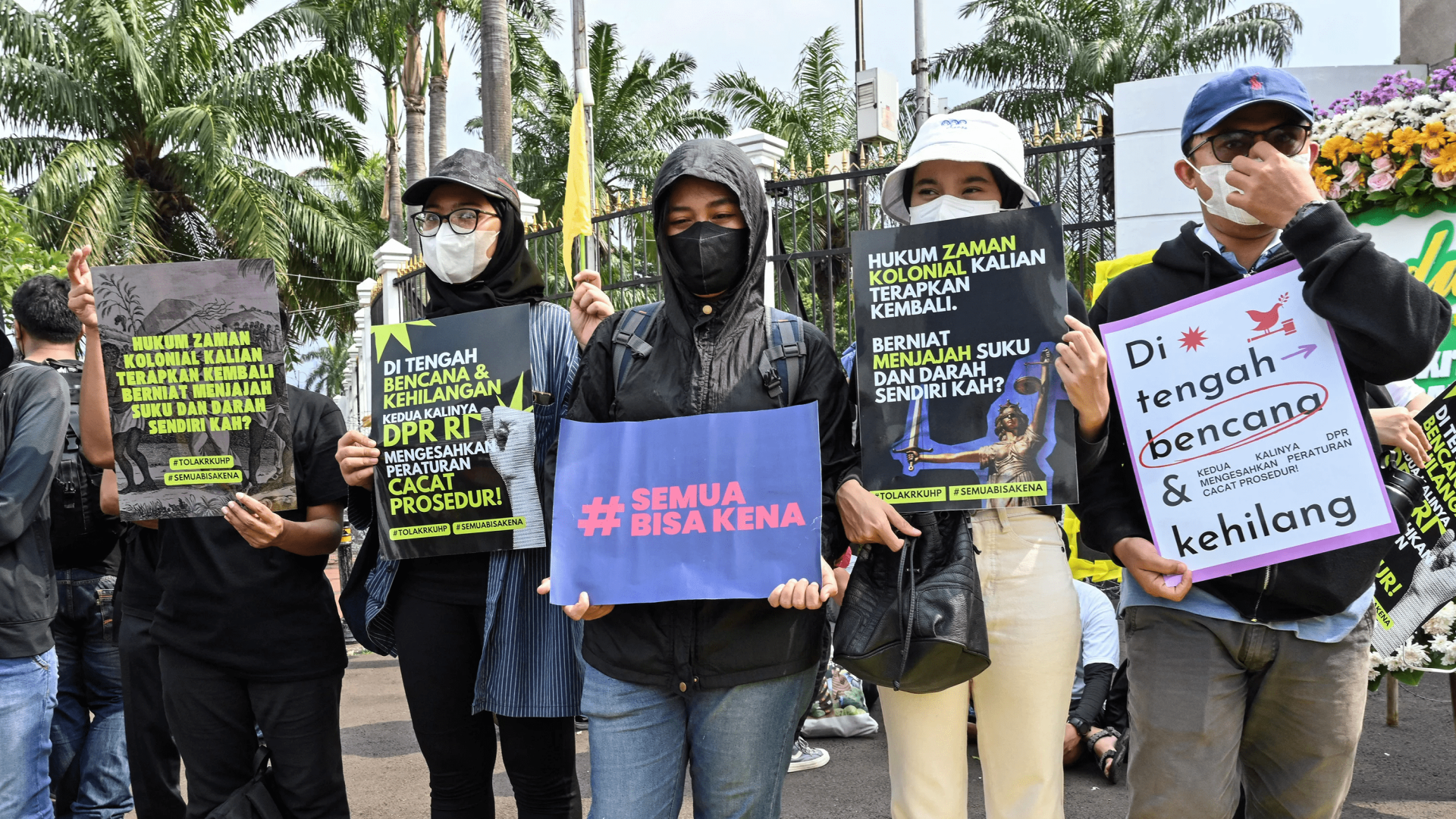 Para aktivis memprotes KUHP baru Indonesia di luar gedung parlemen di Jakarta.