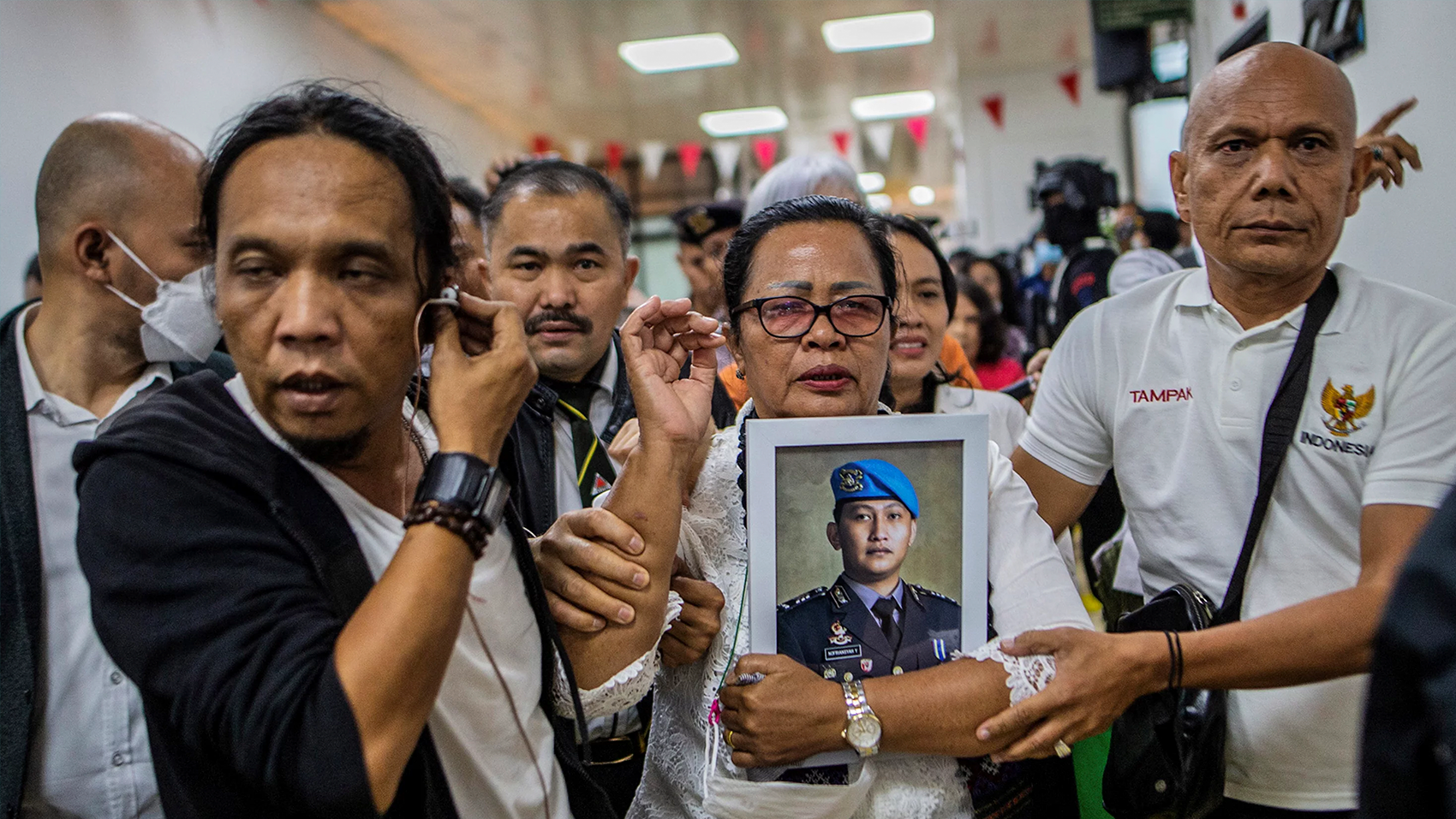 Rosti Simanjuntak (tengah), ibunda mendiang Brigadir Yosua Hutabarat, memegang foto anaknya usai mantan Kepala Divisi Profesi dan Pengamanan (Kadiv Propam) Kepolisian Indonesia, Ferdy Sambo divonis mati dalam sidang vonis di Jakarta.