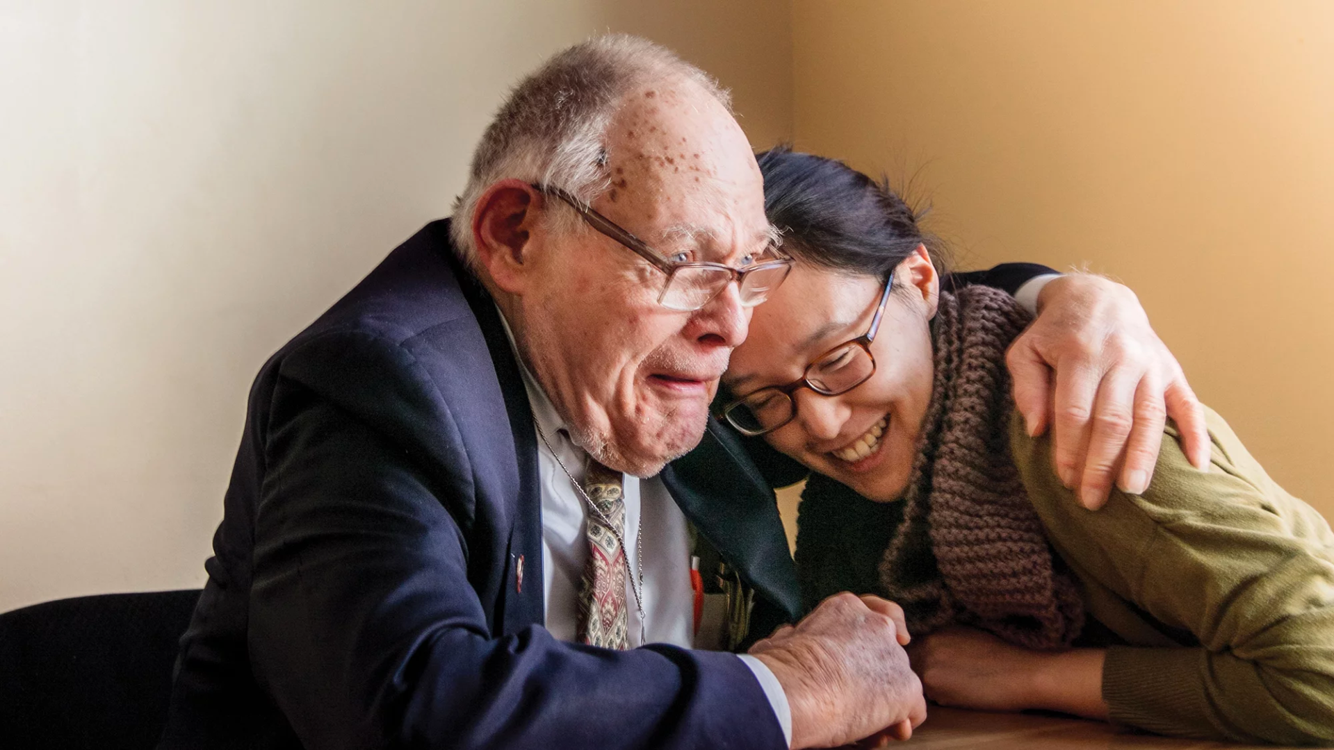 Anggota komunitas L’Arche, Charles Clark, 82 tahun, merangkul sukarelawan. Clark menjabat sebagai ketua komite perencanaan retret tahunan di Gereja Episkopal St. Mary di Washington, DC.