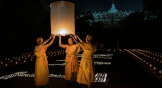 Biksu buddhis di Candi Borobudur di Indonesia