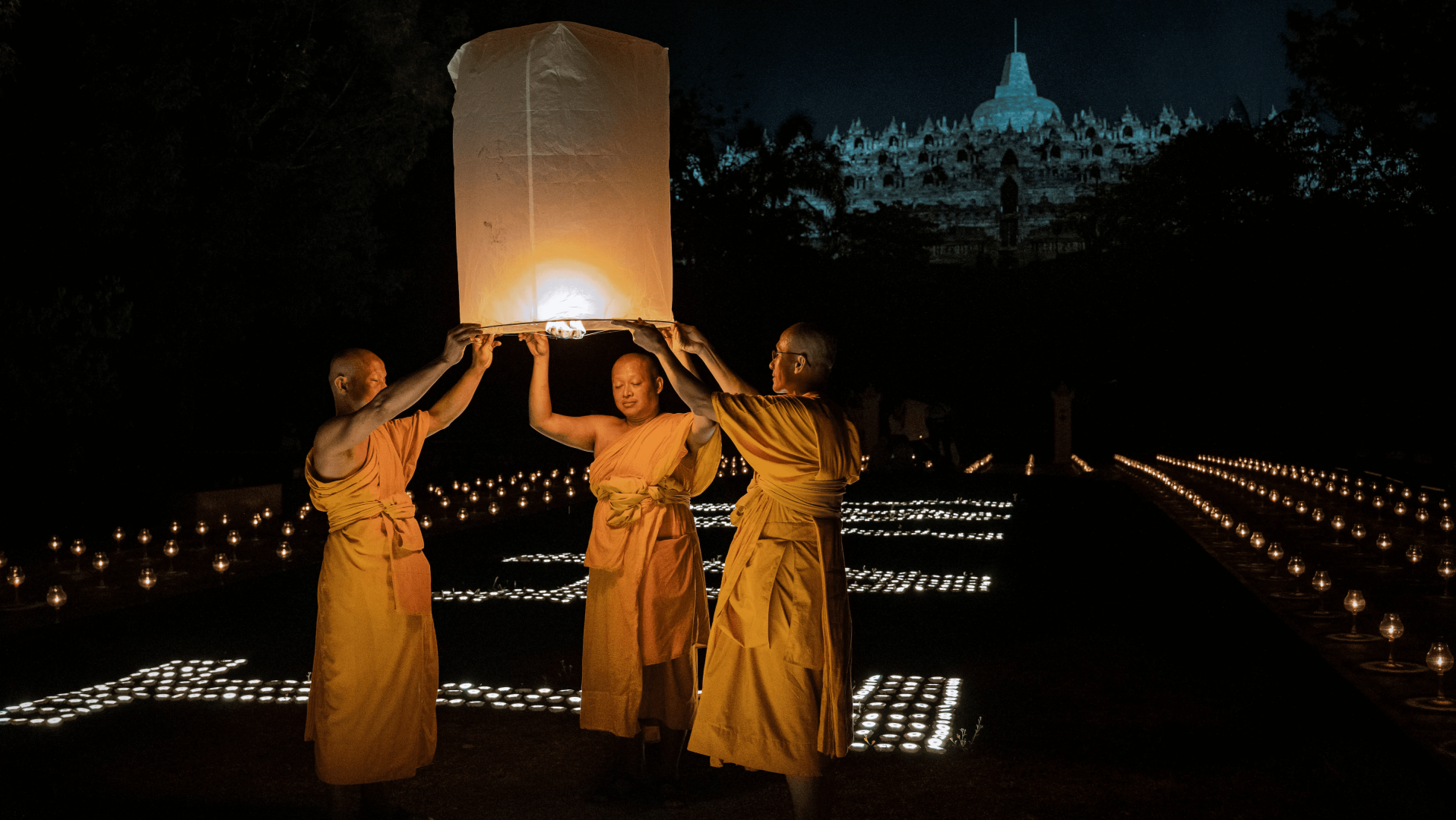 Biksu buddhis di Candi Borobudur di Indonesia