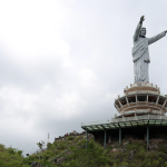 Patung Yesus Kristus Memberkati di Puncak Buntu Burake di Indonesia.