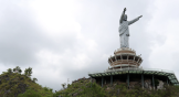 Patung Yesus Kristus Memberkati di Puncak Buntu Burake di Indonesia.