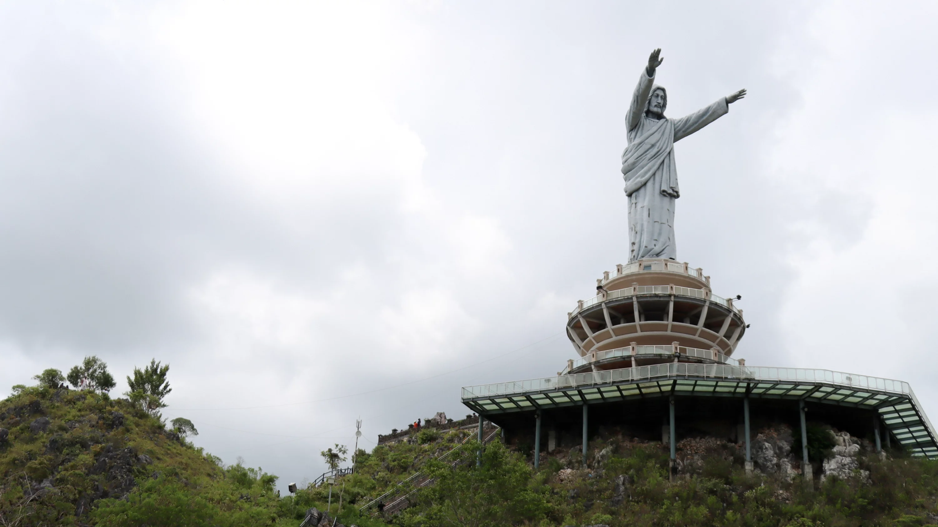 Patung Yesus Kristus Memberkati di Puncak Buntu Burake di Indonesia.