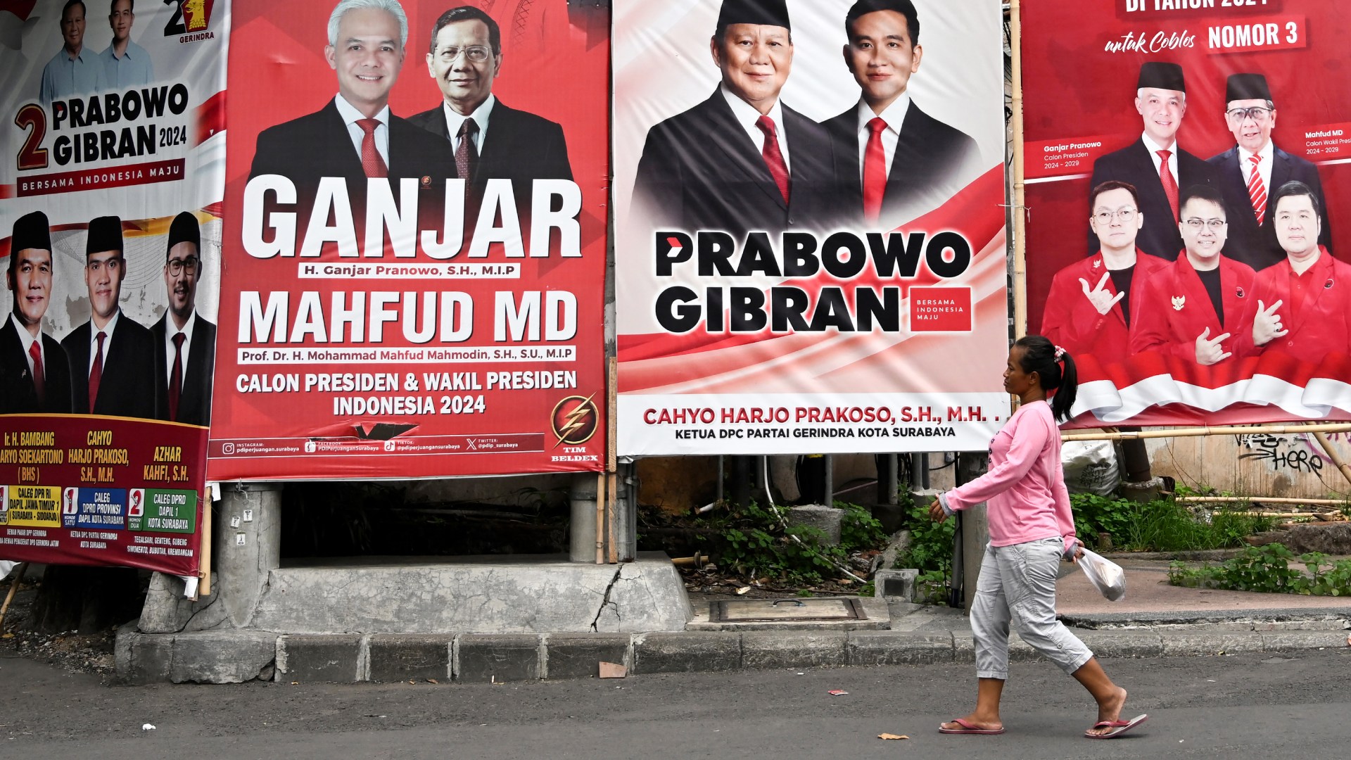 Billboard dua pasang calon dan calon legislatif lainnya yang mencalonkan diri pada pemilu mendatang di Indonesia.