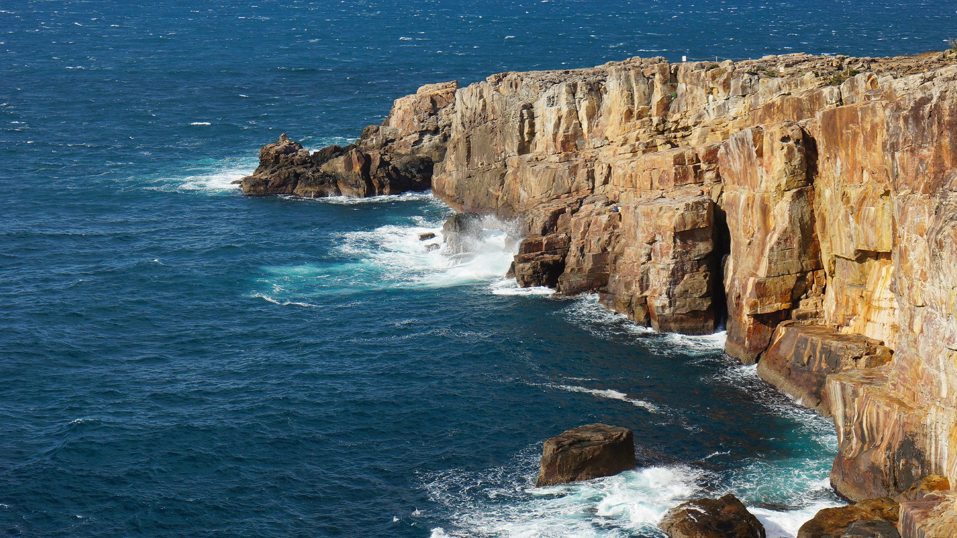 Tebing Sandanbeki di Shirahama, Jepang.